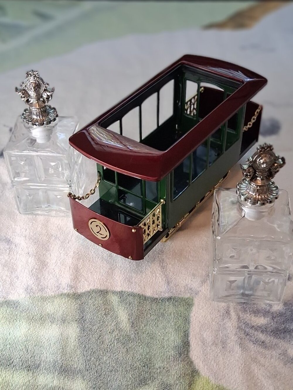 Vintage 1950s - 70s Musical Trolley Decanter Set – Lion Crown Stoppers – Working - Picture 6 of 11